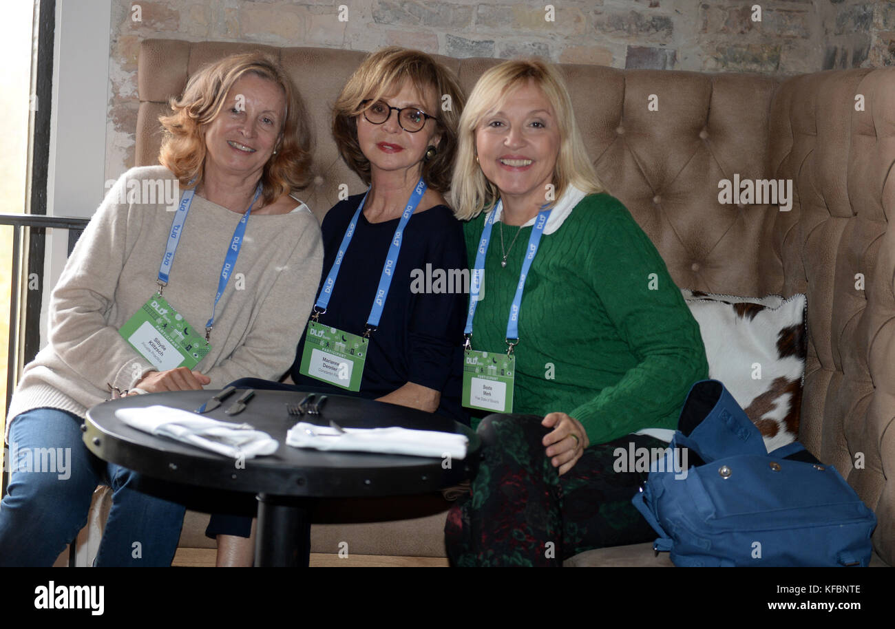 Berlin, Deutschland. Oktober 2017. BERLIN/DEUTSCHLAND - 26. OKTOBER 2017: Sibylle Klitzsch (Privatpraxis, links), Marianne Dennler (Constantin Film, Mitte) und Beate Merk (Freistaat Bayern) beim Mittagessen der Otto Media Group auf der DLD (Digital Life Design) Konferenz in Berlin, Copyright: Picture Alliance for DLD/Jan Haas | Nutzung weltweit Credit: dpa/Alamy Live News Stockfoto