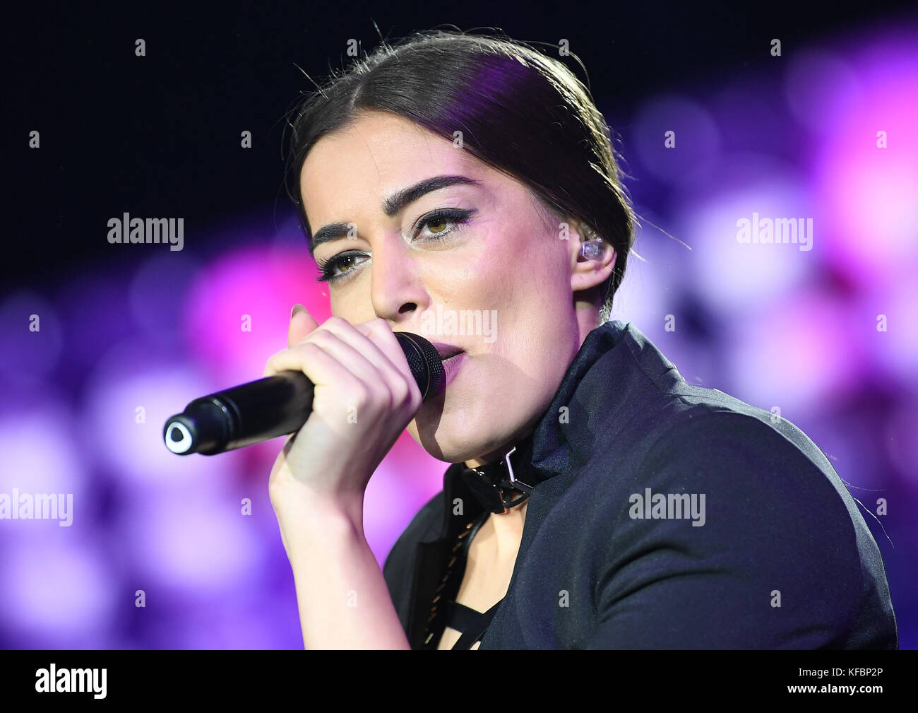 Berlin, Deutschland. Oktober 2017. Die armenische Sängerin Iveta Mukuchyan kommt am 26. Oktober 2017 beim New Body Award im Tempodrom in Berlin an. Quelle: Britta Pedersen/dpa/Alamy Live News Stockfoto