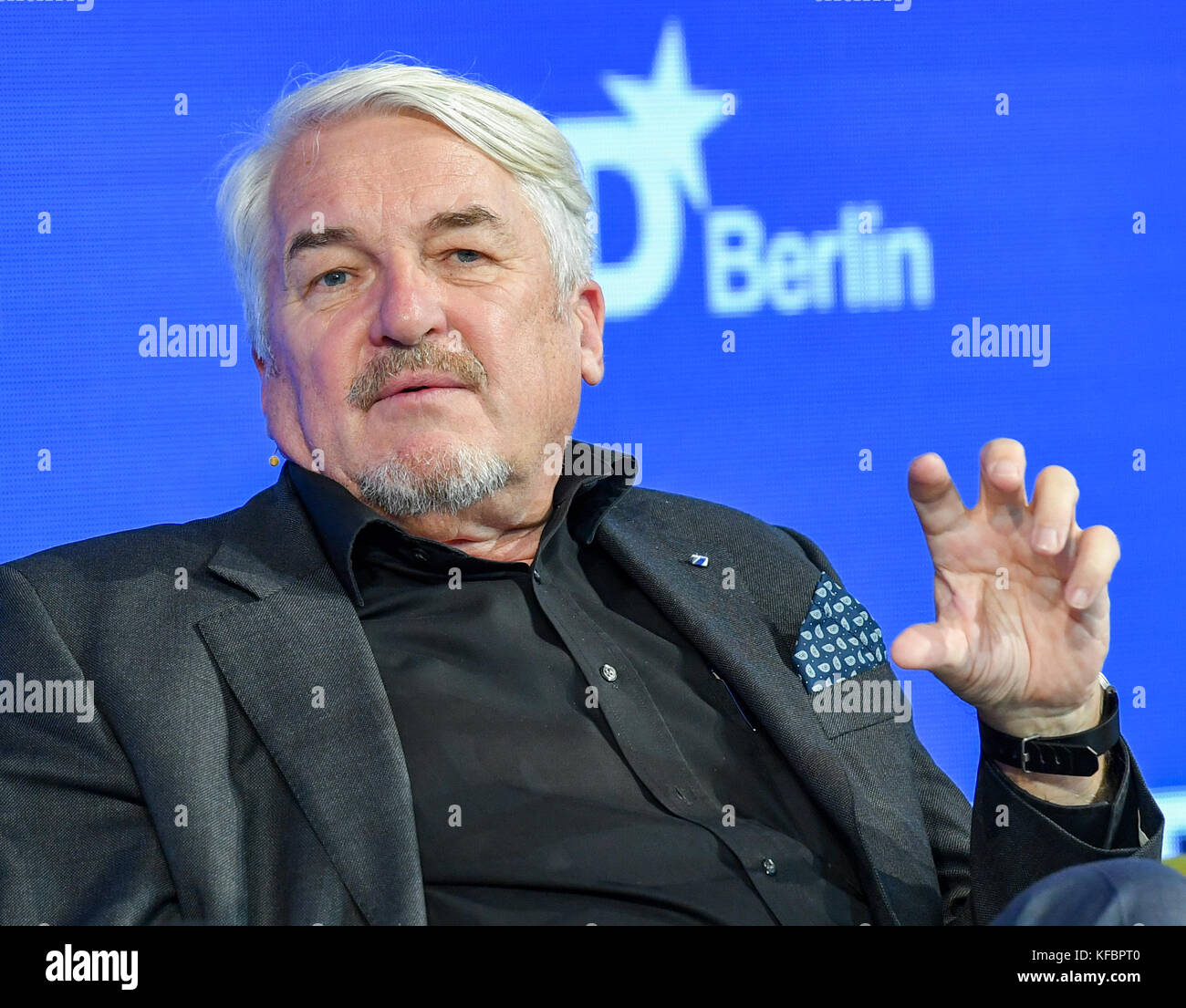 Berlin, Deutschland. Oktober 2017. Manfred Broy, Professor für Informatik und Gründer des Zentrums Digitalisierung. Bayern (ZD. B), nimmt an der DLD-Konferenz (Digital-Life-Design) in den Bolle Festival Halls im Bezirk Moabit in Berlin, Deutschland, 26. Oktober 2017 Teil. Die Gäste der Innovationskonferenz diskutieren Trends und Entwicklungen in der Digitalisierung. Quelle: Jens Kalaene/dpa-Zentralbild/ZB/dpa/Alamy Live News Stockfoto