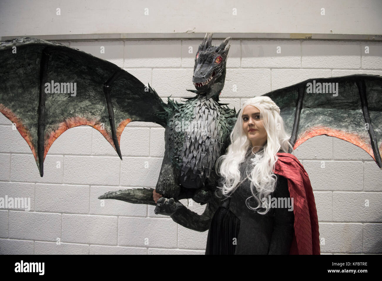 ExCel, London, UK. 27. Oktober, 2017. Fans und Cosplayer für den ersten Tag des MCM London Comic Con kommen, führt das Ereignis vom 27. bis 29. Oktober. Credit: Malcolm Park/Alamy Leben Nachrichten. Stockfoto