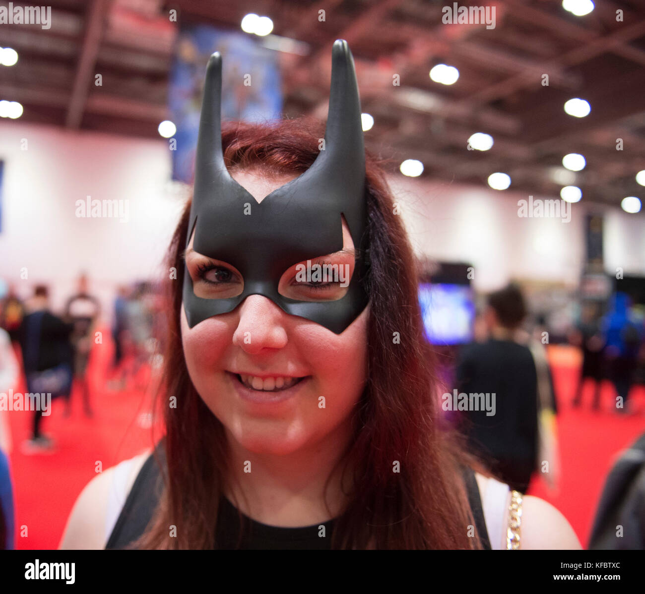 ExCel, London, UK. 27. Oktober, 2017. Fans und Cosplayer für den ersten Tag des MCM London Comic Con kommen, führt das Ereignis vom 27. bis 29. Oktober. Credit: Malcolm Park/Alamy Leben Nachrichten. Stockfoto