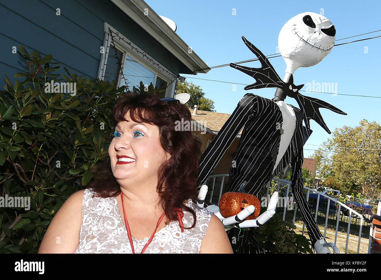 Napa, Ca, USA. 26 Okt, 2017. Jack Skellington Webstühle über jacquelyn Chambers' Schulter, wo sie und ihr Mann Bill ihren Vorgarten in einer eingerichtet haben,'' The Nightmare before Christmas'' Thema. Credit: Napa Senke-Register/zuma Draht/alamy leben Nachrichten Stockfoto