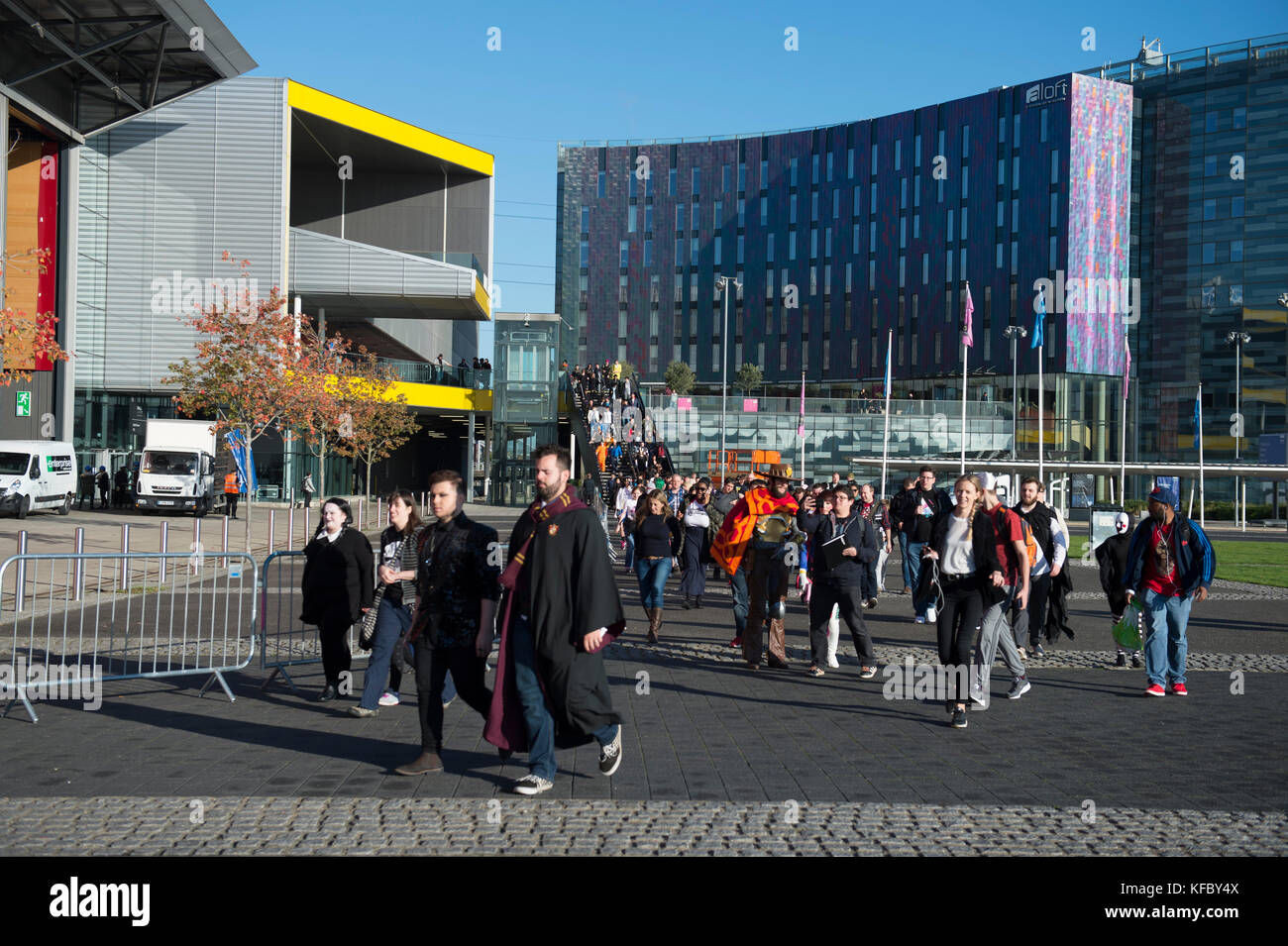 ExCel, London, UK. 27. Oktober, 2017. Fans und Cosplayer für den ersten Tag des MCM London Comic Con kommen, führt das Ereignis vom 27. bis 29. Oktober. Credit: Malcolm Park/Alamy Leben Nachrichten. Stockfoto