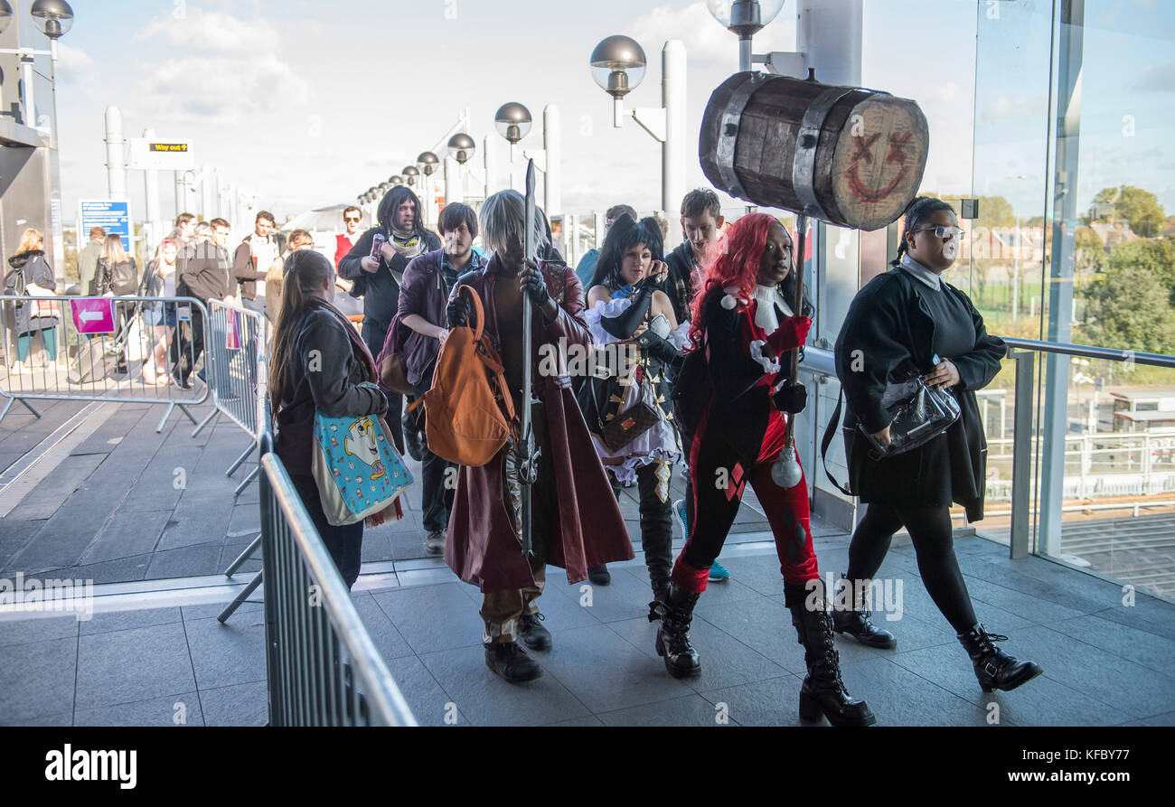 ExCel, London, UK. 27. Oktober, 2017. Fans und Cosplayer für den ersten Tag des MCM London Comic Con kommen, führt das Ereignis vom 27. bis 29. Oktober. Credit: Malcolm Park/Alamy Leben Nachrichten. Stockfoto