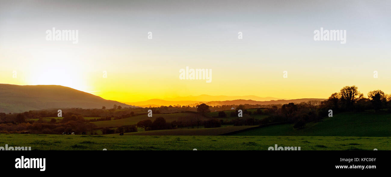 Flintshire, North Wales, UK. 27. Oktober 2017. Der britische Wetter: Schöner Sonnenuntergang mit wolkenlosem Himmel über die clwydian Hügel erstrecken sich im Norden von Wales mit Snowdonia National Park in der Ferne und die glyder Bergkette Stockfoto