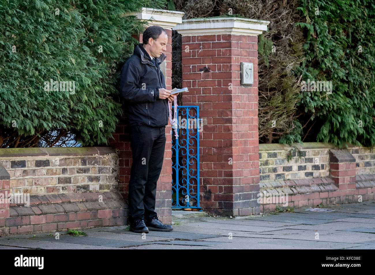 West Ealing, London, UK. 27 Okt, 2017. Zum 50. Jahrestag der Abtreibungsgesetz in Großbritannien, christlichen Anti-abtreibungs-Demonstranten weiterhin ihre Mahnwachen in der Nähe von Marie Stopes Clinic in Ealing. Credit: Guy Corbishley/Alamy leben Nachrichten Stockfoto