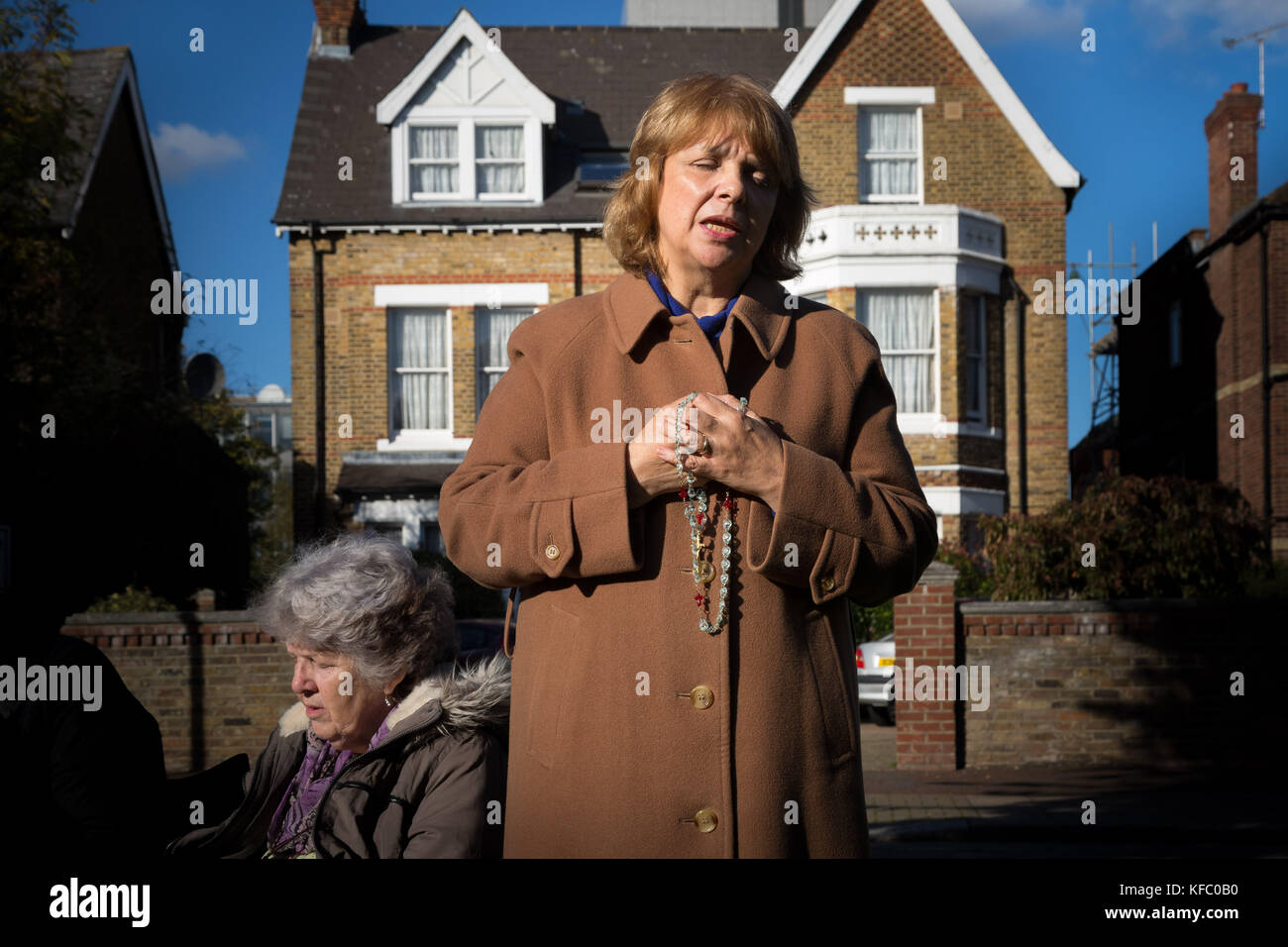 West Ealing, London, UK. 27 Okt, 2017. Zum 50. Jahrestag der Abtreibungsgesetz in Großbritannien, christlichen Anti-abtreibungs-Demonstranten weiterhin ihre Mahnwachen in der Nähe von Marie Stopes Clinic in Ealing. Credit: Guy Corbishley/Alamy leben Nachrichten Stockfoto