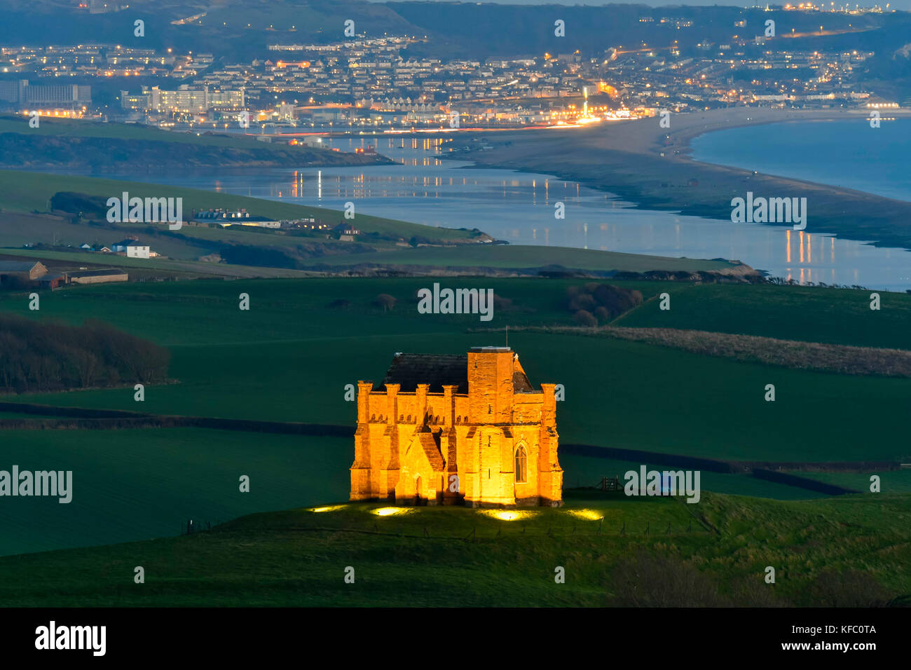 Abbotsbury, Dorset, Großbritannien. 27. Oktober 2017. UK Wetter. St Catherine's Kapelle in Abbotsbury in Dorset ist in der Dämmerung für die jährliche Verzauberte Illuminationen Fall an Abbotsbury subtropischen Gärten auf einen Abend mit klarem Himmel und leichtem Wind mit einem Blick entlang der Flotte auf der Isle of Portland beleuchtet. Der letzte Tag der Beleuchtungen an den Gärten ist am Sonntag, den 29. Oktober. Photo Credit: Graham Jagd-/Alamy leben Nachrichten Stockfoto