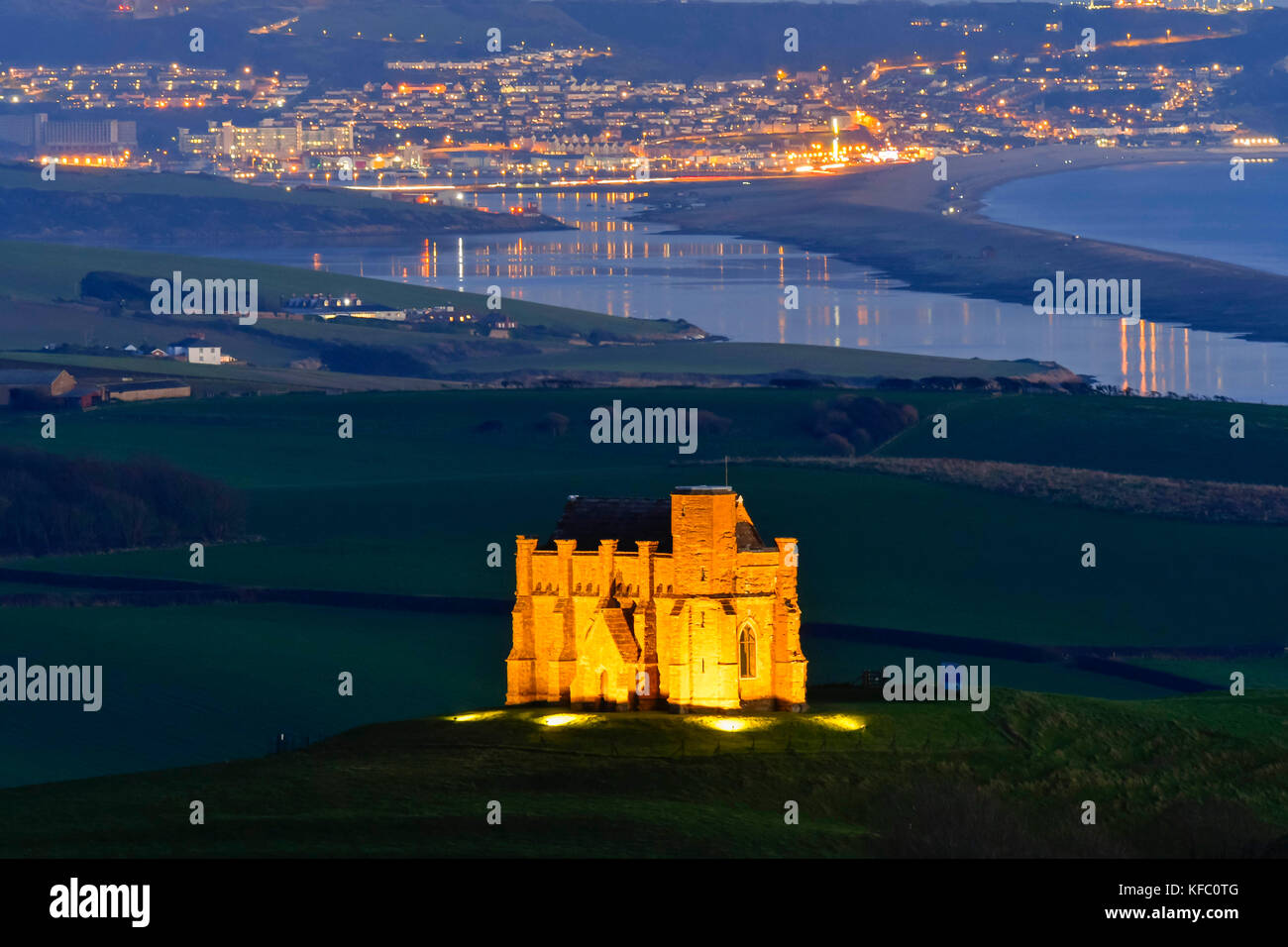 Abbotsbury, Dorset, Großbritannien. 27. Oktober 2017. UK Wetter. St Catherine's Kapelle in Abbotsbury in Dorset ist in der Dämmerung für die jährliche Verzauberte Illuminationen Fall an Abbotsbury subtropischen Gärten auf einen Abend mit klarem Himmel und leichtem Wind mit einem Blick entlang der Flotte auf der Isle of Portland beleuchtet. Der letzte Tag der Beleuchtungen an den Gärten ist am Sonntag, den 29. Oktober. Photo Credit: Graham Jagd-/Alamy leben Nachrichten Stockfoto