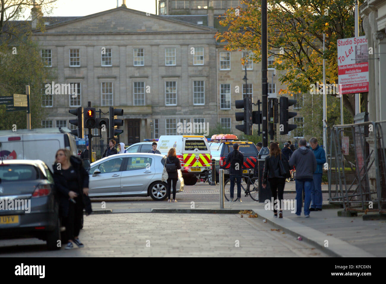 Glasgow, Schottland, Großbritannien. 27. Oktober, 2017. Portland South Street Suspension Bridge River Clyde Tragödie als Emergency services Suche nach Berichten, dass ein Mann in den Fluss gesprungen. Credit: Gerard Fähre / alamy leben Nachrichten Stockfoto