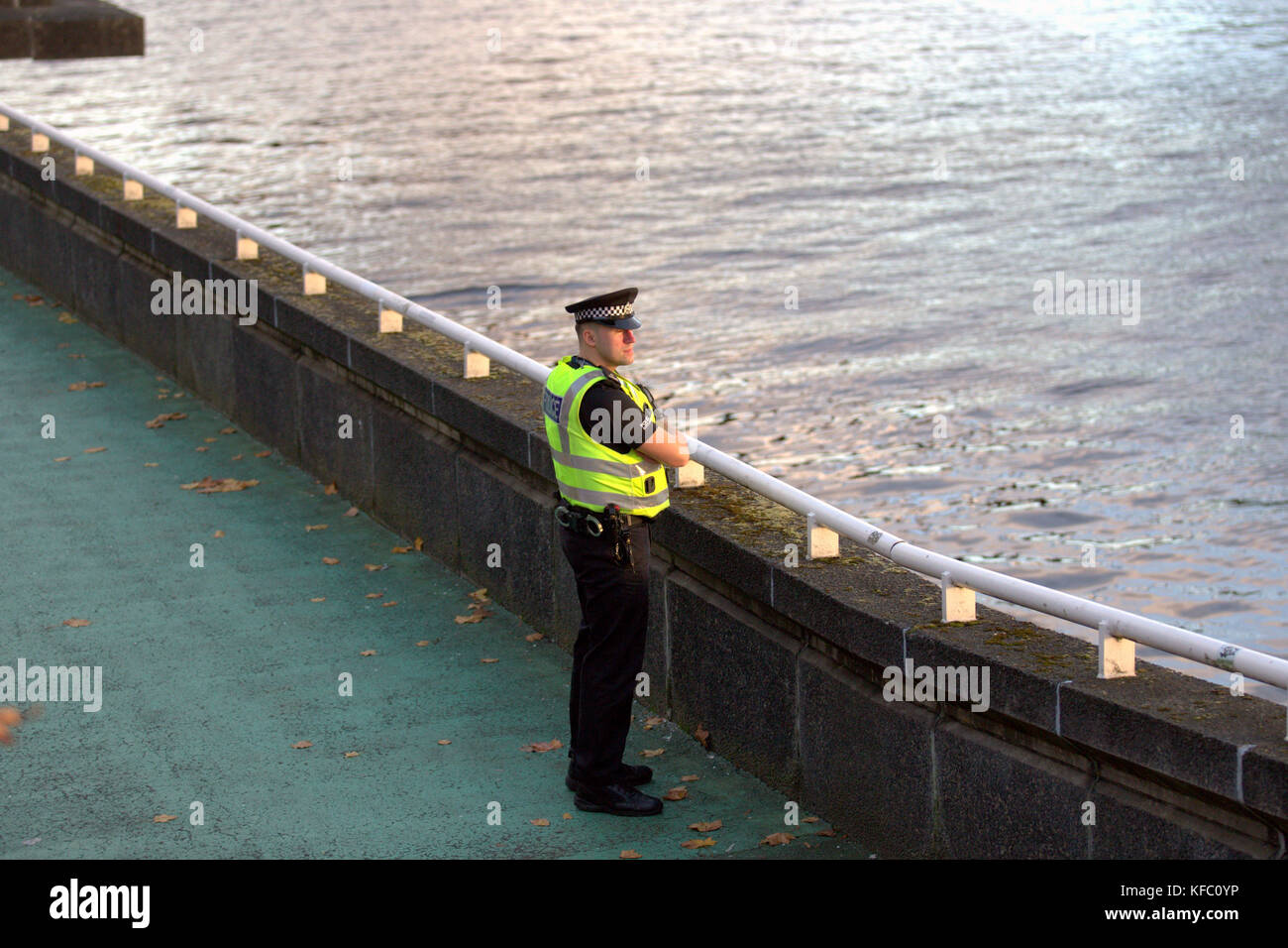 Glasgow, Schottland, Großbritannien. Oktober 2017. South Portland Street Suspension Bridge River clyde Tragödie als Rettungsdienste suchen nach Berichten, dass ein Mann in den Fluss gesprungen war. Quelle: gerard Ferry/Alamy Live News Stockfoto