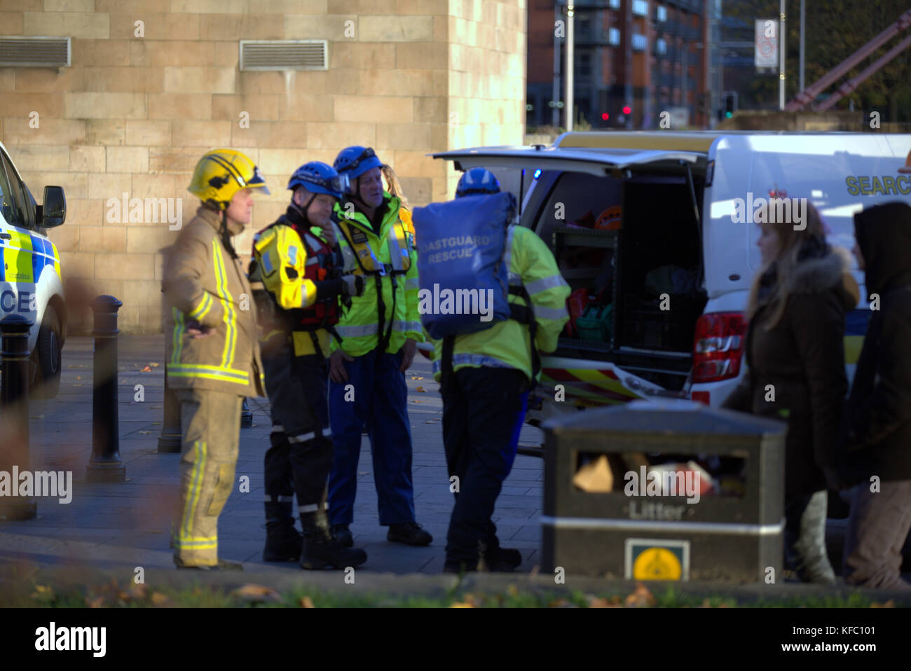 Glasgow, Schottland, Großbritannien. Oktober 2017. South Portland Street Suspension Bridge River clyde Tragödie als Rettungsdienste suchen nach Berichten, dass ein Mann in den Fluss gesprungen war. Quelle: gerard Ferry/Alamy Live News Stockfoto