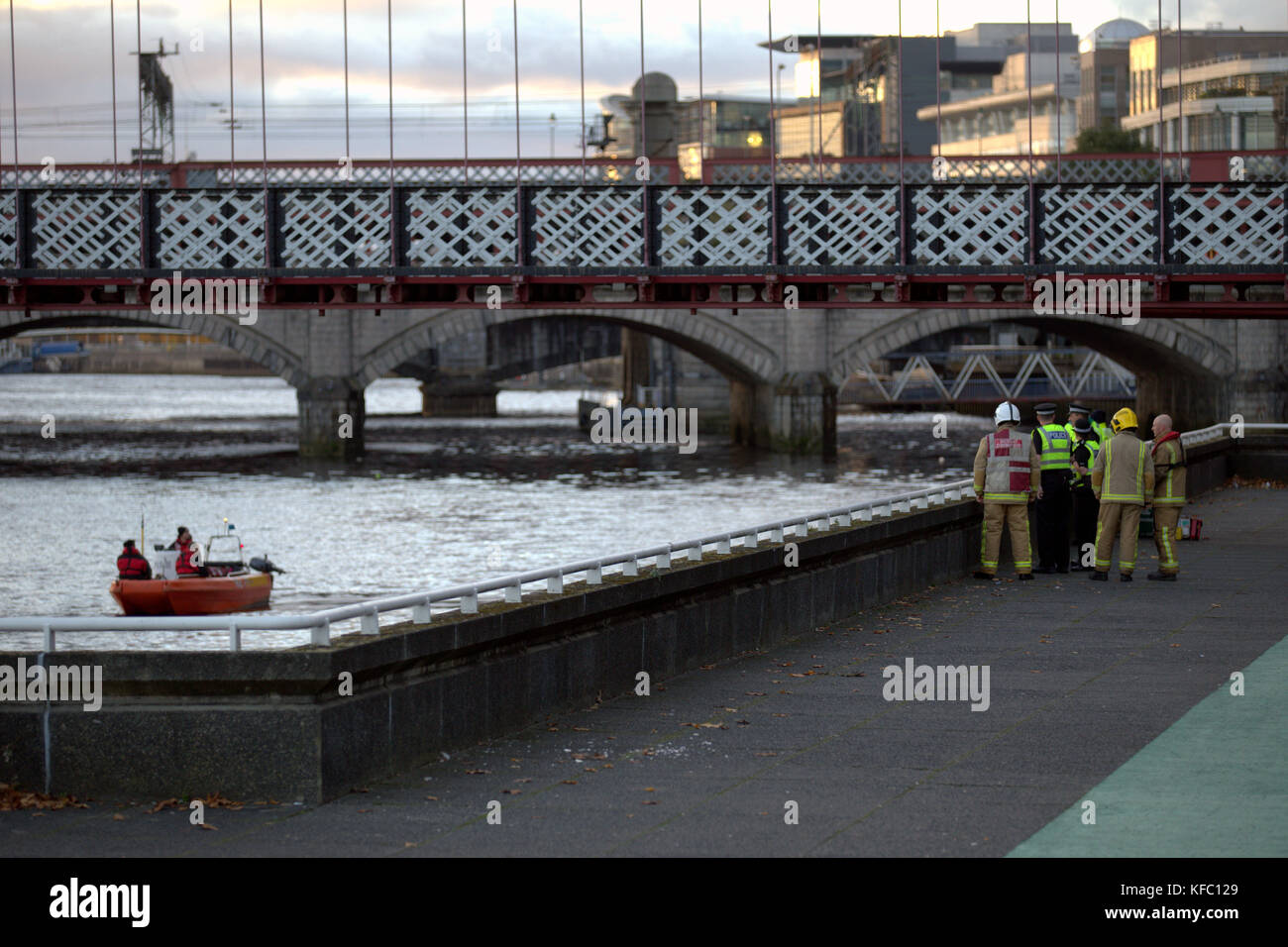 Glasgow, Schottland, Großbritannien. Oktober 2017. South Portland Street Suspension Bridge River clyde Tragödie als Rettungsdienste suchen nach Berichten, dass ein Mann in den Fluss gesprungen war. Quelle: gerard Ferry/Alamy Live News Stockfoto