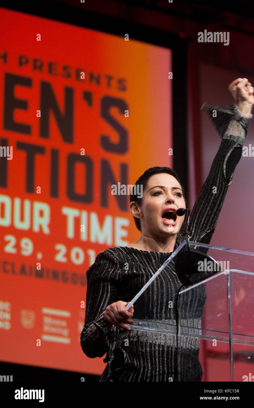 Detroit, Michigan, USA. Okt. 2017. Schauspielerin Rose Mcgowan wirft beim sprechen auf der Eröffnungssitzung Der Frauenkonvention im Cobo Center, Detroit, Michigan, Freitag, Otcober 27, 2017 Credit: Theresa Scarbrough/Alamy Live News eine Faust auf Stockfoto