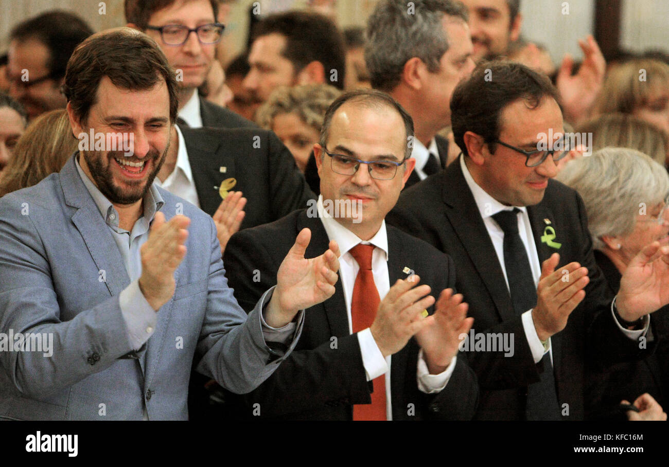 Barcelona, Spanien. 27. Oktober, 2017. Antoni Comín ich Oliveres (links), Jordi Turull ich Negre (Mitte) und Josep rull ich Andreu (rechts) auf der oberen Balkon innerhalb des Parlaments nach der Erklärung der Unabhängigkeit. Das katalanische Regionalparlament hat gewählt, um die Unabhängigkeit von Spanien zu erklären, während das spanische Parlament direkte Herrschaft über die Region mit Artikel 155 genehmigt hat. Photo Credit: Rich Bowen/Alamy Live News/Alamy leben Nachrichten Stockfoto