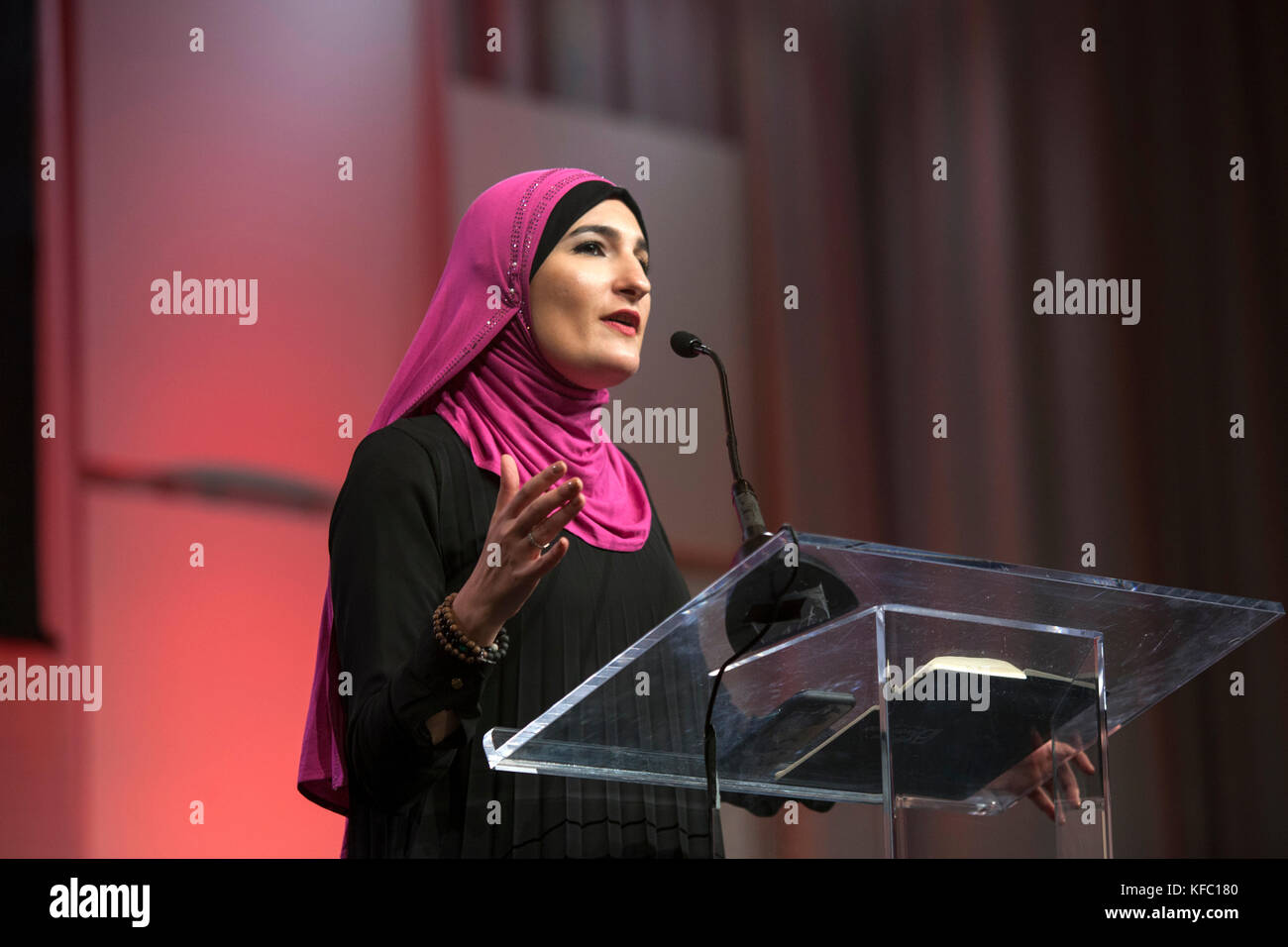 Detroit, Michigan, USA. Okt. 2017. Linda Sarsour, National Co-Chair, Women's March, spricht bei der Eröffnungssitzung der Frauenkonvention im Cobo Center, Detroit Michigan, Freitag, 27. Oktober 2017 Credit: Theresa Scarbrough/Alamy Live News Stockfoto