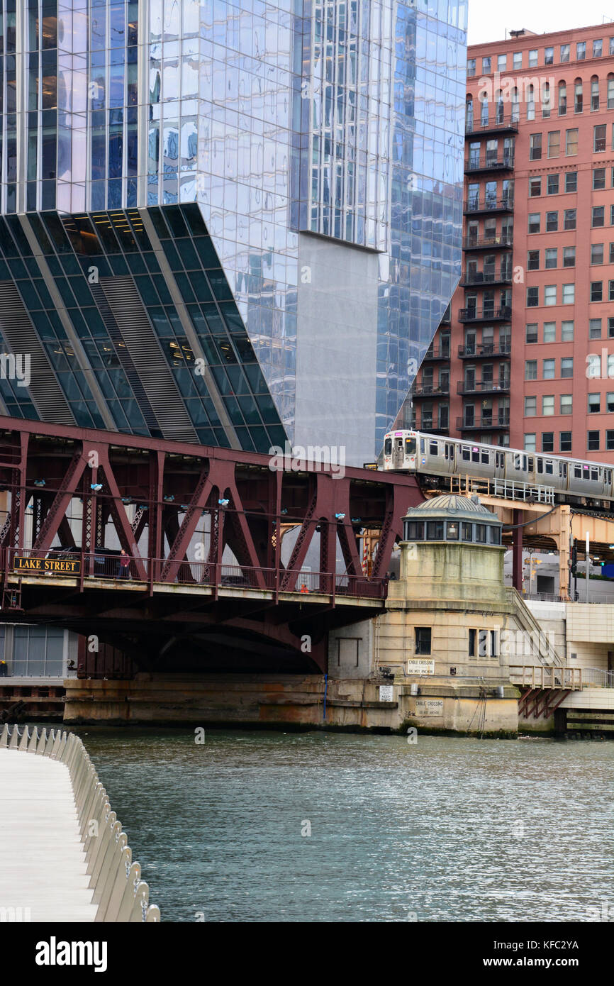 Eine rosa Linie L-Zug überquert den Chicago River am See Straße vor der auskragenden Skyscraper bei 150 N Riverside in Chicago Stockfoto