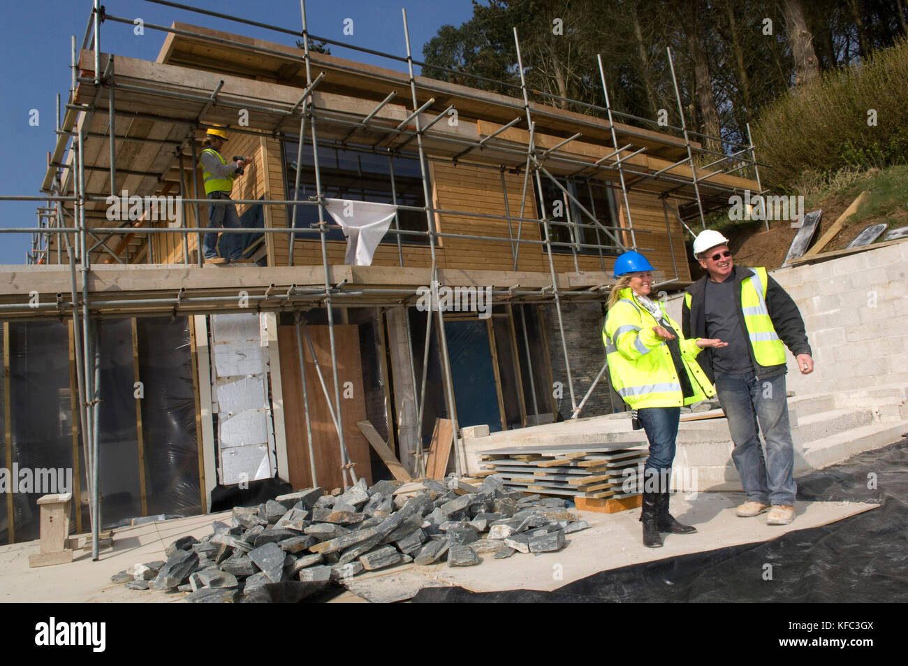 Innenraum und Gebäude Designer Claire Alderson (Rot oben, Überwachung der Arbeit auf einem Grundstück in Cornwall. Stockfoto