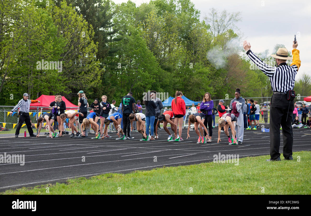 High School Athleten konkurrieren in einer Schiene und Feld in Milwaukee, Wisconsin, USA zu erfüllen Stockfoto