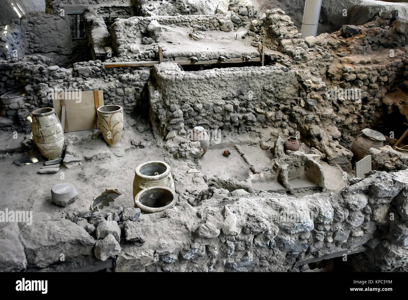 Akrotiri Minoan archaeolgical Website angezeigt eingerichtet Keramik Gläser in Gebäude Stiftungen auf Santorini, Kykladen, Ägäis, Griechenland. Stockfoto