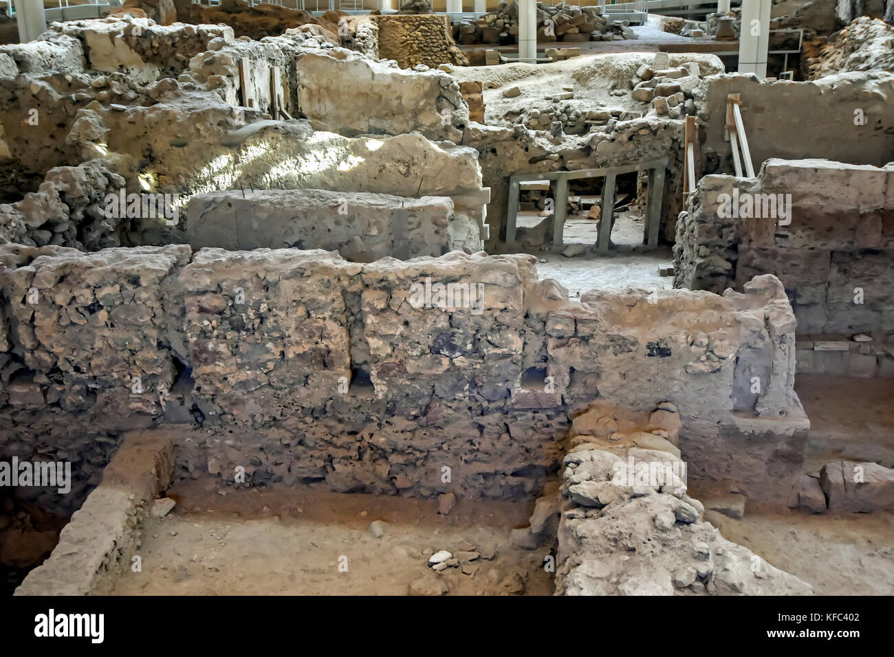 Akrotiri Minoan archaeolgical Website Übersicht Gebäude Stiftung mit Farbe Spuren, Santorini, Kykladen, Ägäis, Griechenland. Stockfoto
