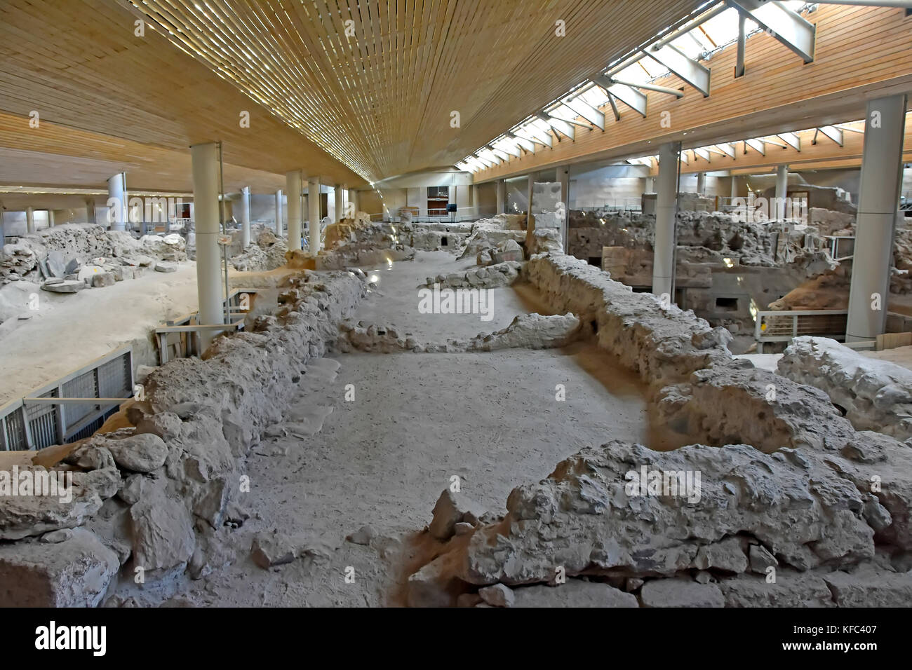 Akrotiri bedeckt der Aushöhlung der Minoischen archaeolgical Website Übersicht Gebäude Stiftungen auf Santorini, Kykladen, Ägäis, Griechenland. Stockfoto