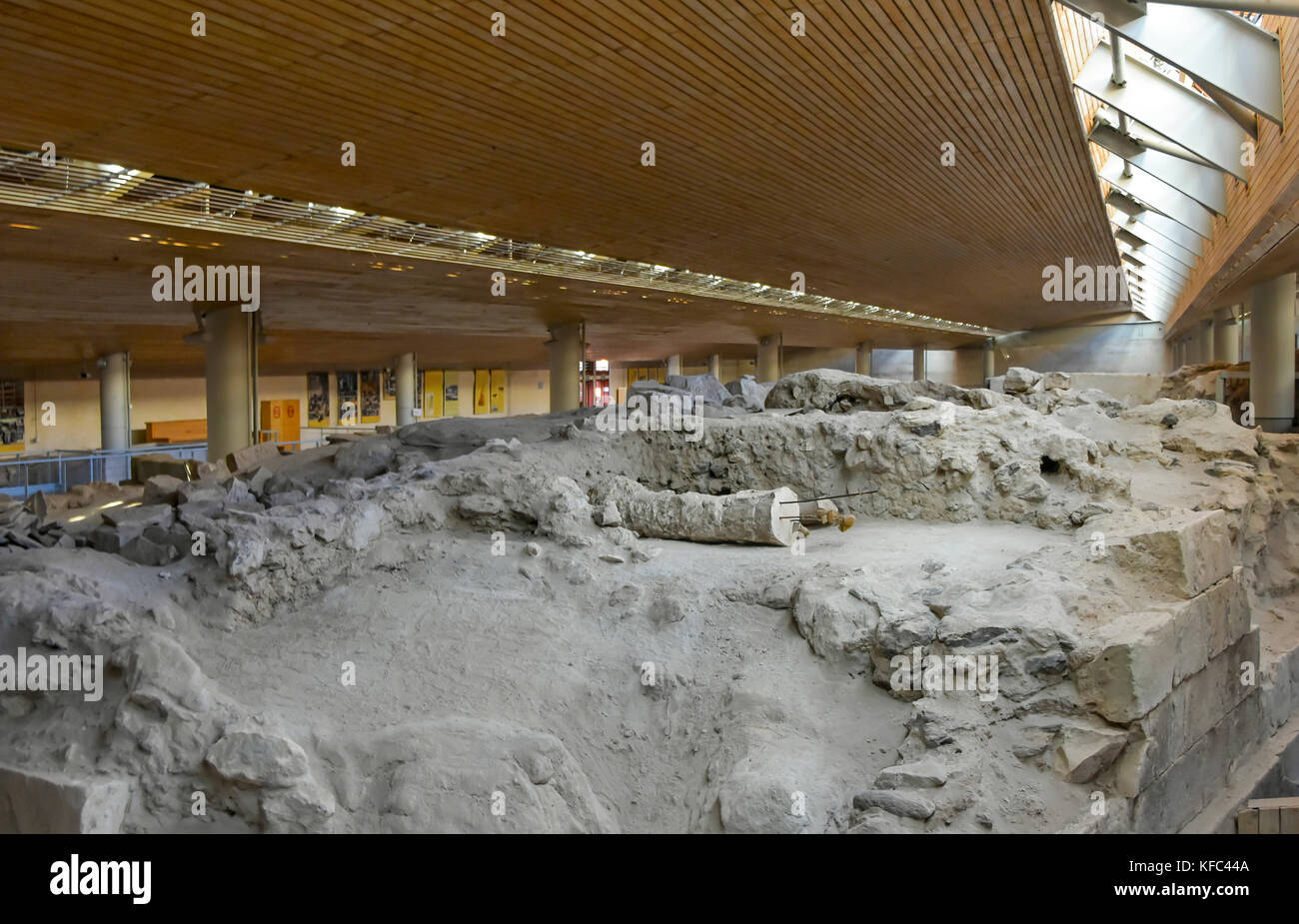 Akrotiri bedeckt der Aushöhlung der Minoischen archaeolgical Website Übersicht Gebäude Stiftungen auf Santorini, Kykladen, Ägäis, Griechenland. Stockfoto