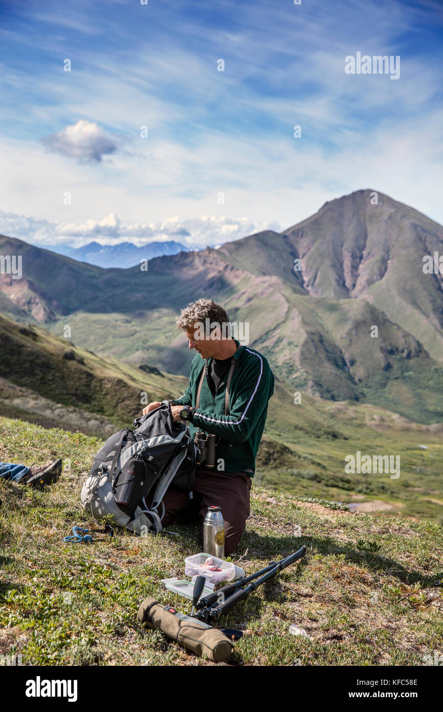 Usa, Alaska, Denali, Denali Nationalpark, Wanderführer und lokalen Naturforscher Jeffery ottmers, erklärt die Flora und Fauna und lehrt die Teilnehmer Stockfoto