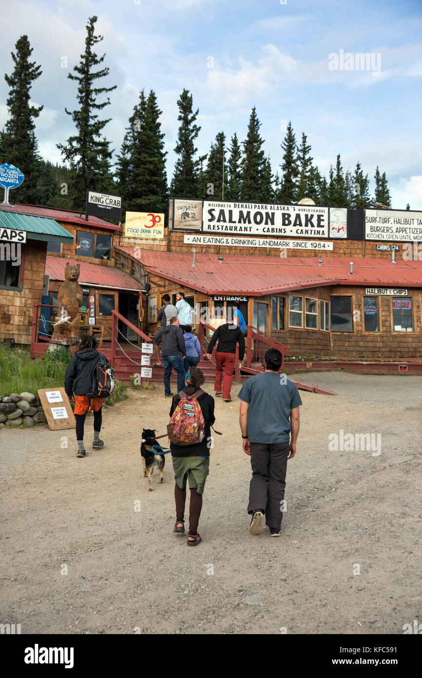 Usa, Alaska, Denali Nationalpark, nach dem Wildlife drive Besichtigungstour ist über viele Gäste zu den Salmon Bake Restaurant und Bar im denali Kopf Stockfoto