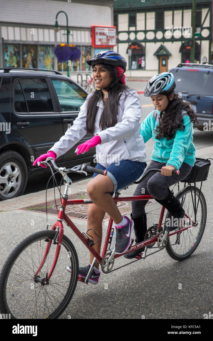 Usa, Alaska, Anchorage, besuchen Familien Fahrräder mieten und durch die Straßen von anchorage fahren Stockfoto