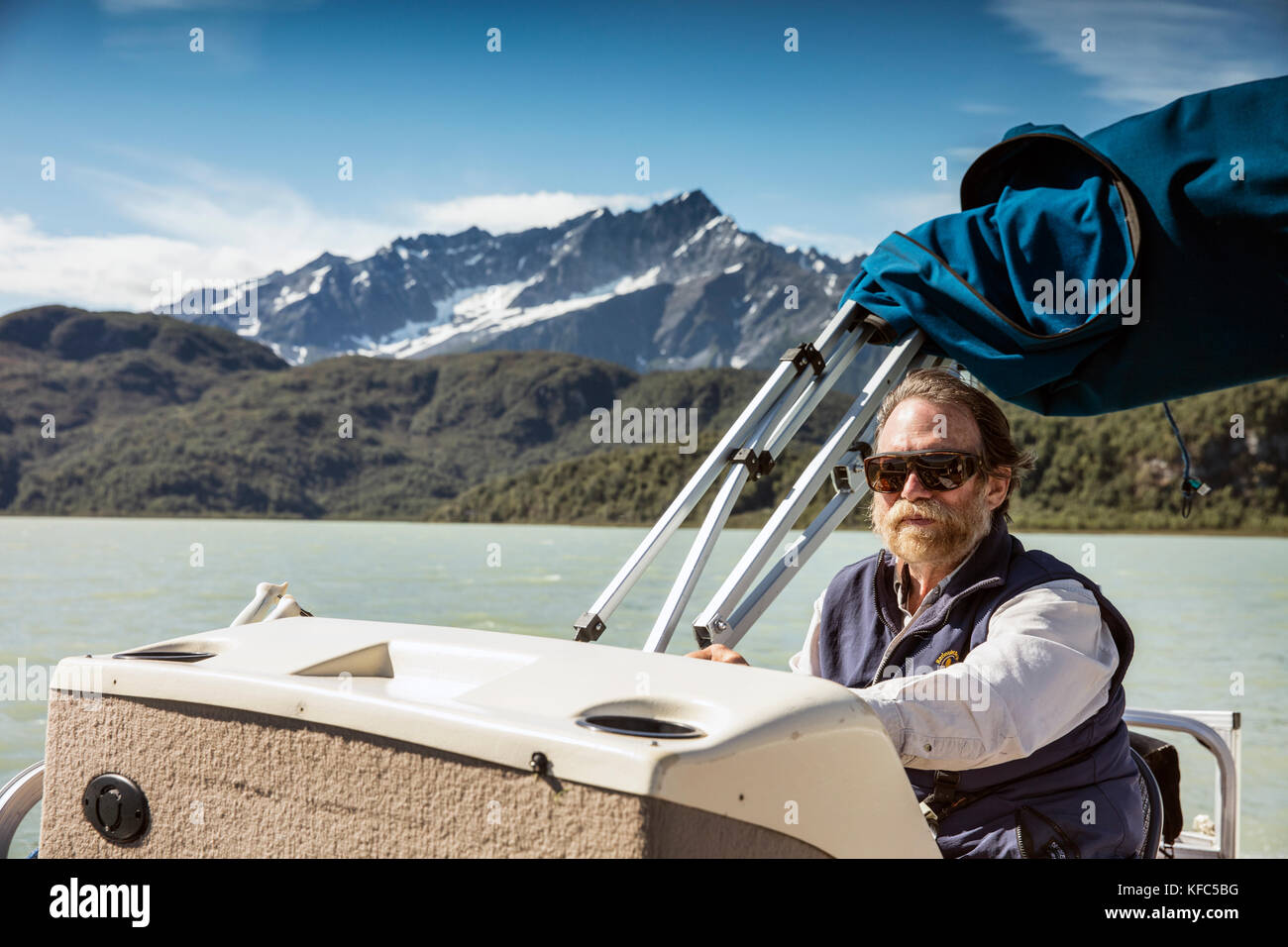 Usa, Alaska, redoute Bay, Big River Lake, einem der Bär biolgists das Boot zurück fahren von Wolverine Cove Stockfoto