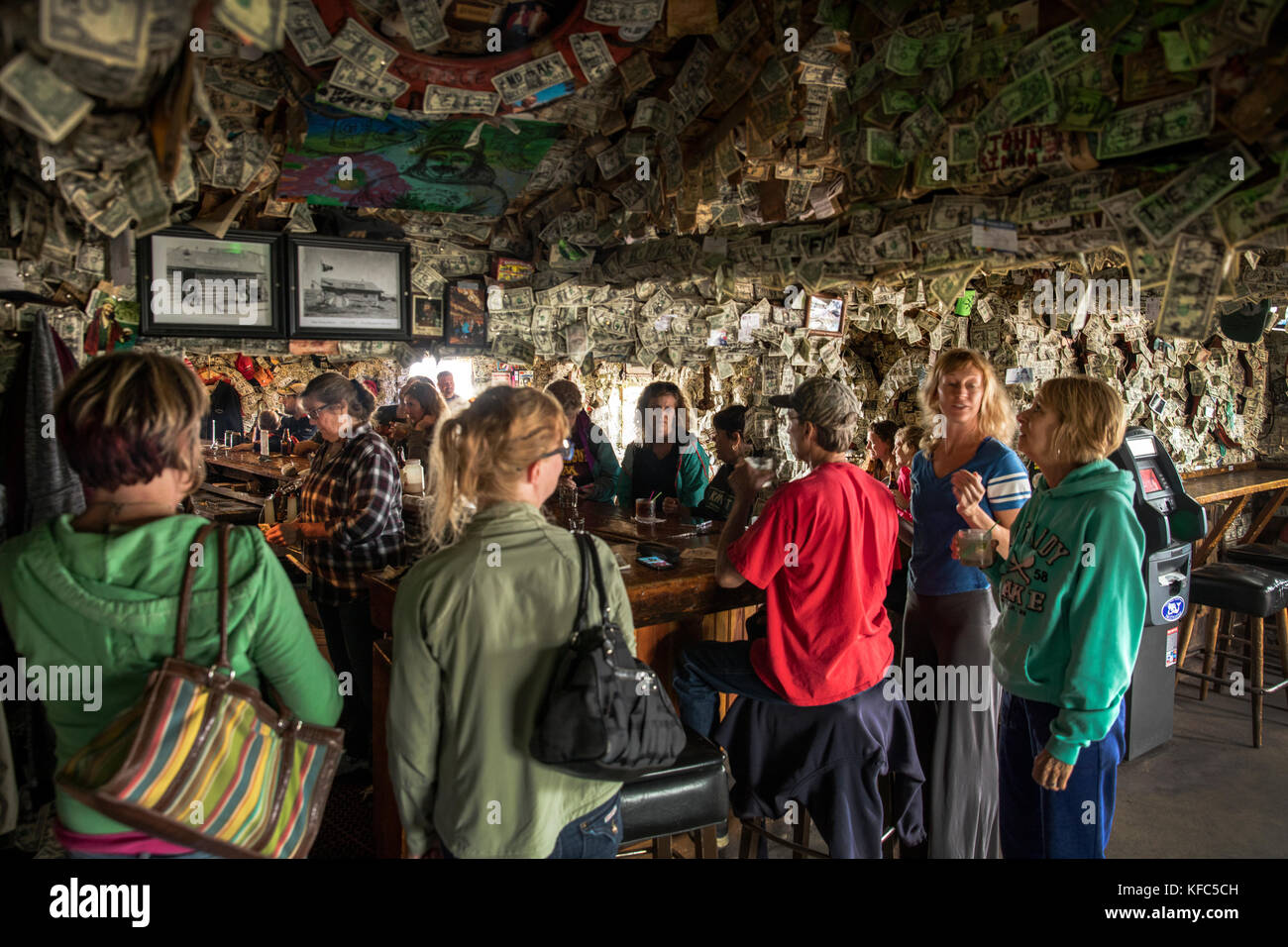 Usa, Alaska, Homer, China poot Bay, die Kachemak Bucht, Innenseite der Salty Dog Saloon auf Homer spit Stockfoto