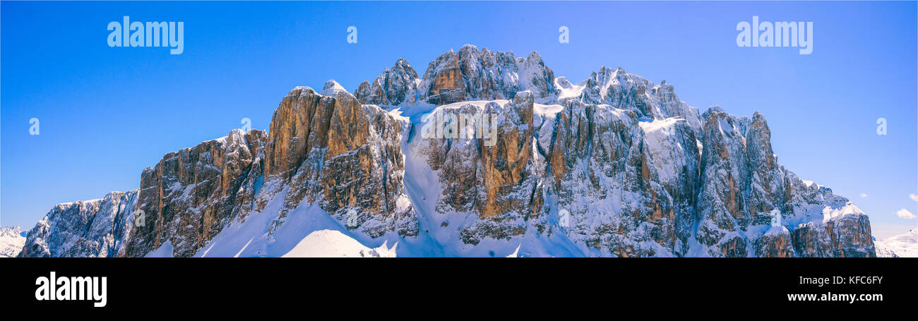 Winter Bergpanorama mit schneebedeckte Gipfel, den italienischen Dolomiten rund um Sella Ronda region Stockfoto
