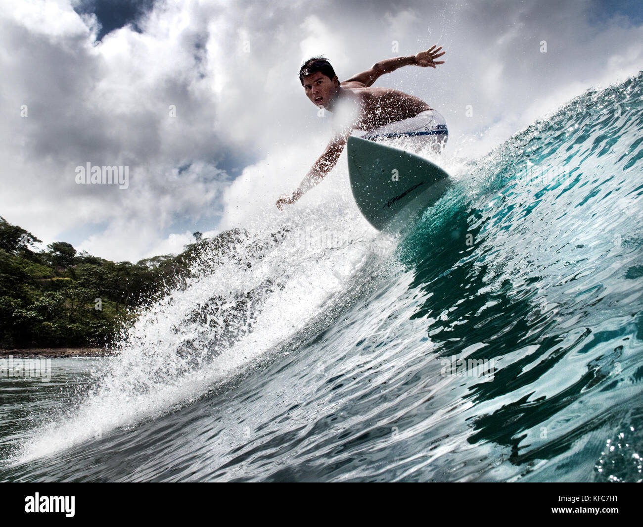 NICARAGUA, San Juan del Sur, Surfer auf einer Welle an Maderas Strand Stockfoto