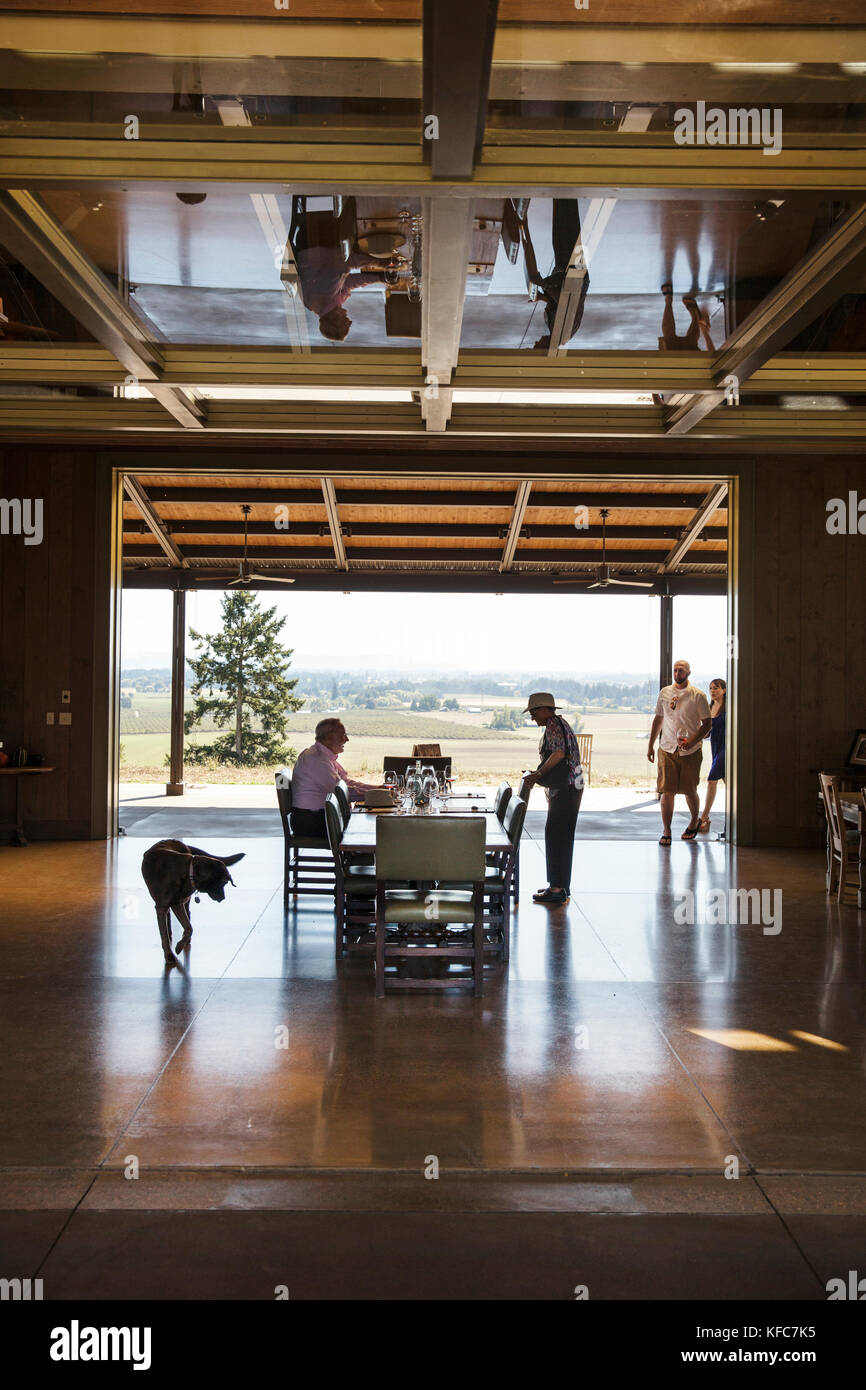 Usa, Oregon, Willamette Valley, die den Gästen in der probierstube an sotor Weinberge nehmen Sie Platz für eine Weinprobe, Carlton Stockfoto