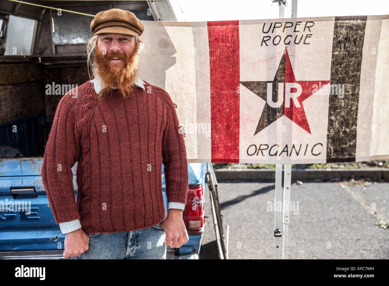 Usa, Oregon, Ashland, obere Rogue organics Landwirt Ryan navickas durch seinen Lkw auf der rogue valley Winzer und Kunsthandwerker Markt Stockfoto