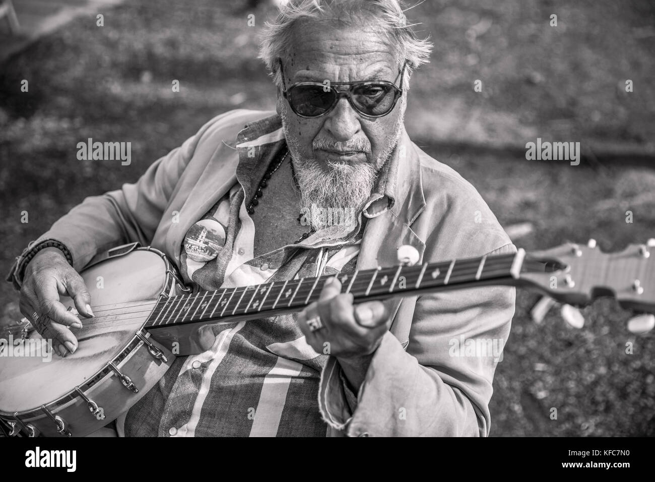 Usa, Oregon, Ashland, eine lokale Musiker Steven spielt Banjo auf der rogue valley Winzer und Kunsthandwerker Markt Stockfoto