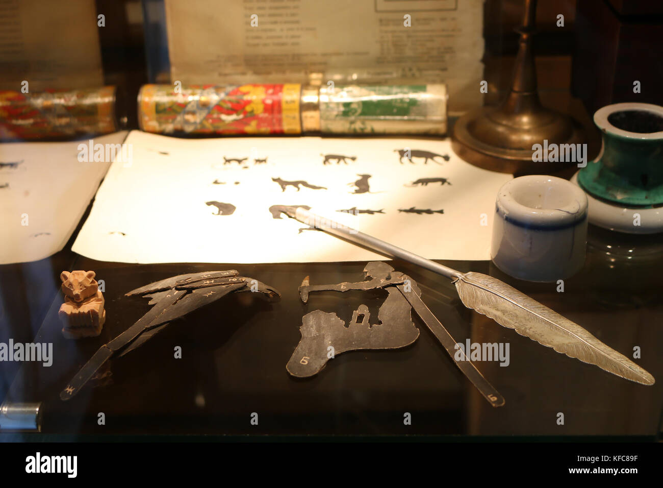 Alte historische Schreiben Materialien in das Museum schließen. Stockfoto