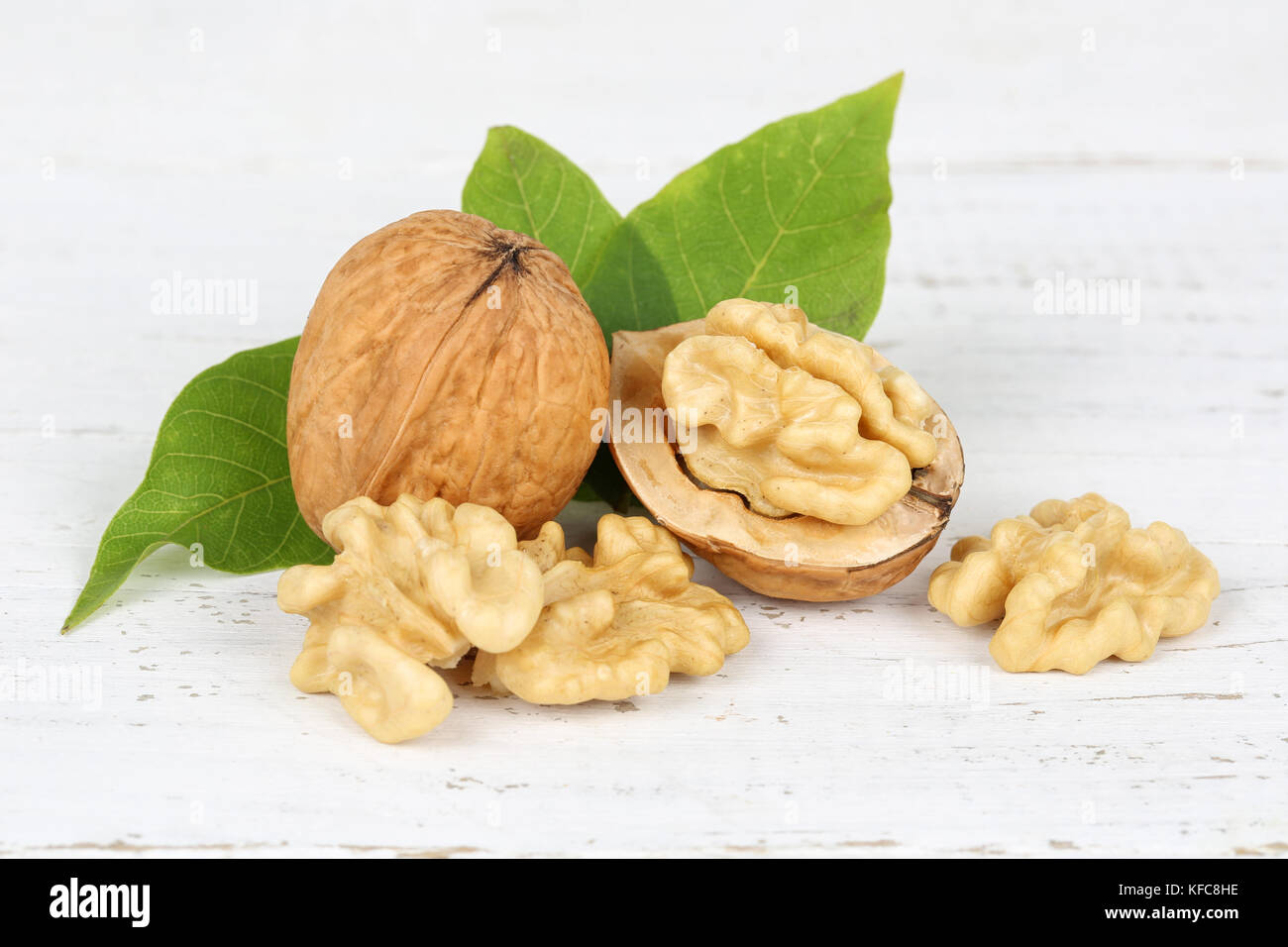 Walnuss walnuss Muttern Mutter Nußschale auf Holzbrett Essen Stockfoto