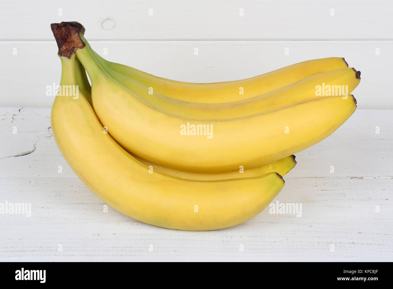 Bananen Obst Früchte auf Holzbrett Holz Lebensmittel Stockfoto
