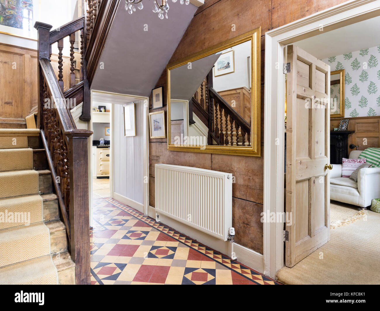 Die Eingangshalle und Treppenhaus eines Zeitraums Cottage. zeigt ein Blick in die Küche und Salon. Stockfoto