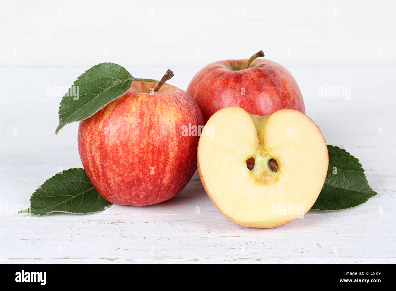 Äpfel Apfel Stück Obst Früchte rot auf Holzbrett Essen Stockfoto
