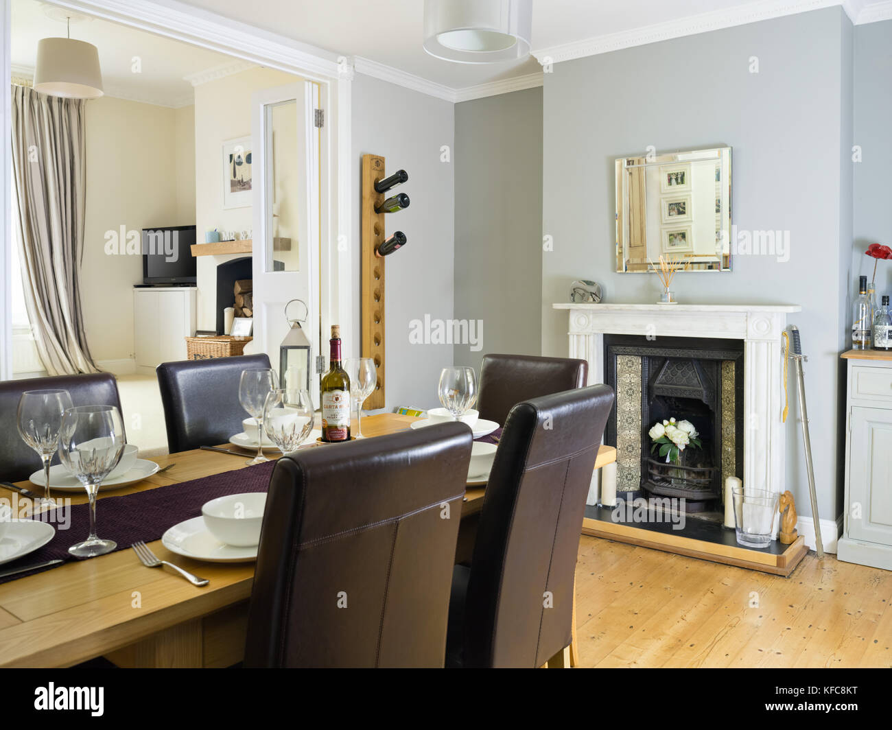 Einen modernen Speisesaal in einem renovierten viktorianischen uk Home mit einem Esstisch und Kamin. Stockfoto
