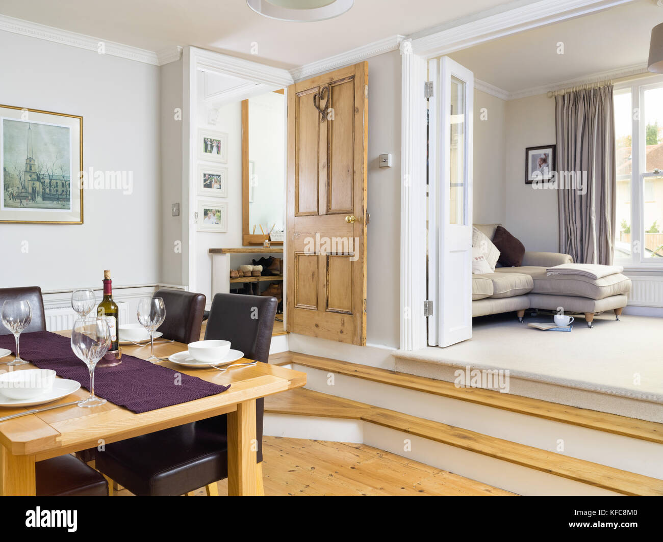 Einen modernen Speisesaal in einem renovierten viktorianischen uk Home mit einem Esstisch und Blick in die Eingangshalle und Wohnzimmer Stockfoto