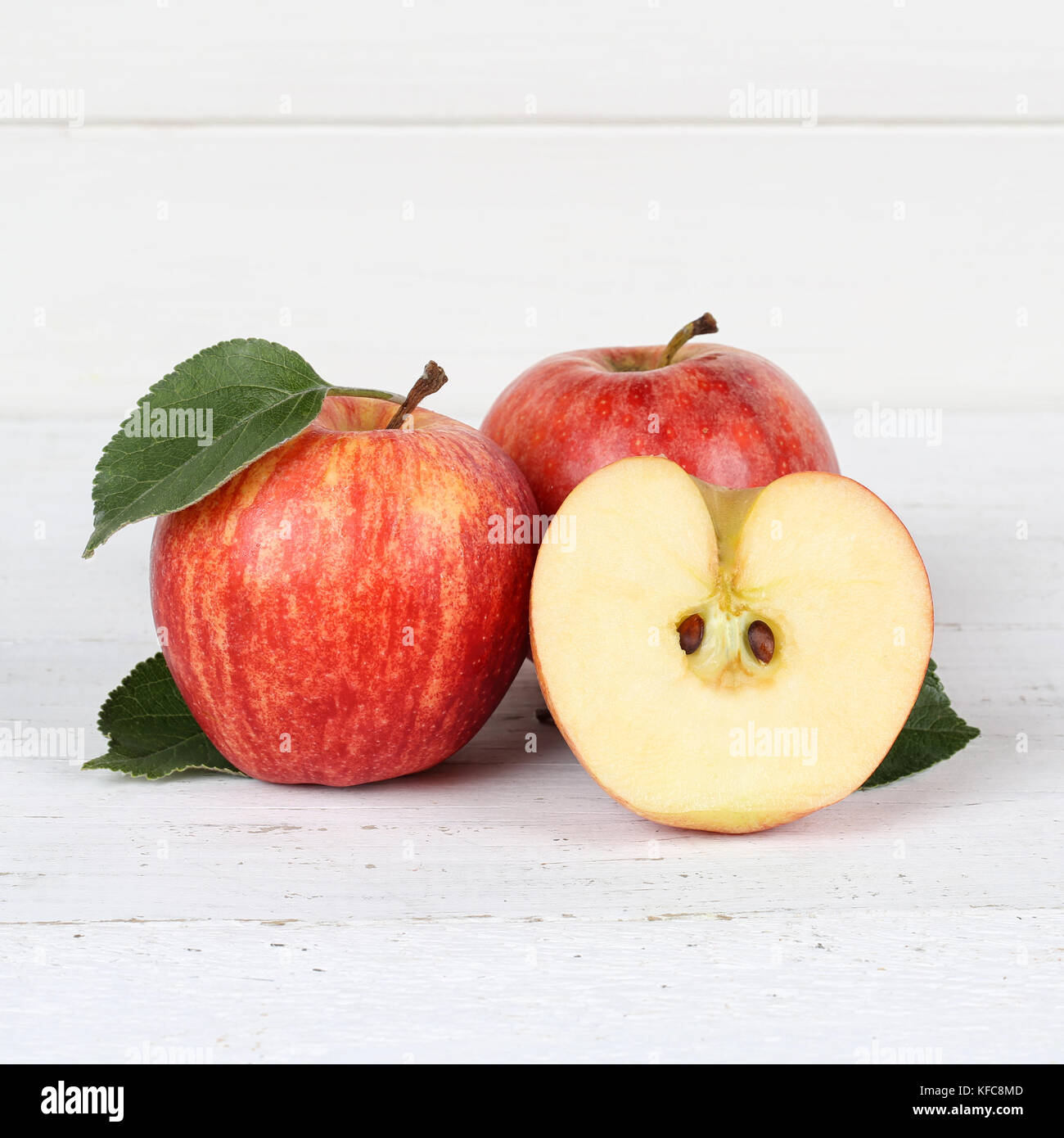 Äpfel apple Slice Fruit square Früchte rot auf Holzbrett Essen Stockfoto