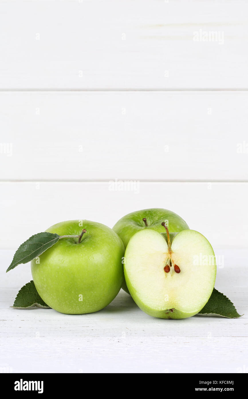 Äpfel Apfel Stück Obst Früchte grün Hochformat copyspace auf Holzbrett Essen Stockfoto