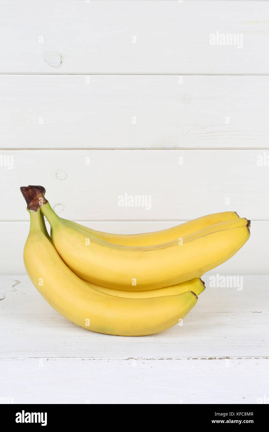 Bananen Obst Früchte Hochformat copyspace auf Holzbrett Holz Lebensmittel Stockfoto