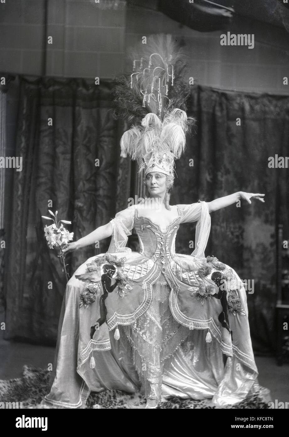 Cecile Emilie Seurre, bekannt als Cécile Sorel (1873-1966) ein Kostüm trägt für die Revue (wahrscheinlich) "Vive Paris, im Casino de Paris 1933 gespielt. Schauspielerin und Mitglied von la Comedie Francaise. Stockfoto