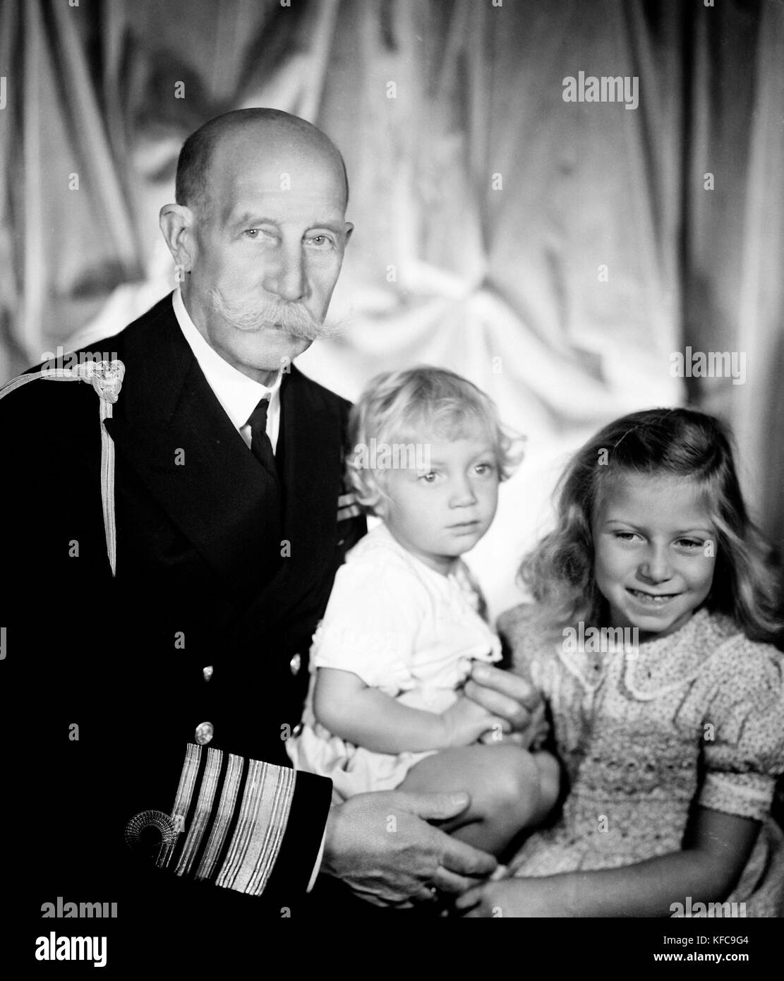 Prinz Georg von Griechenland und Dänemark (1896-1957) mit seinem Enkel/Prinzessin Radziwill Tatiana und Prince George Andre 1955 Taponier Foto Taponier Photo12.com - Coll. Stockfoto