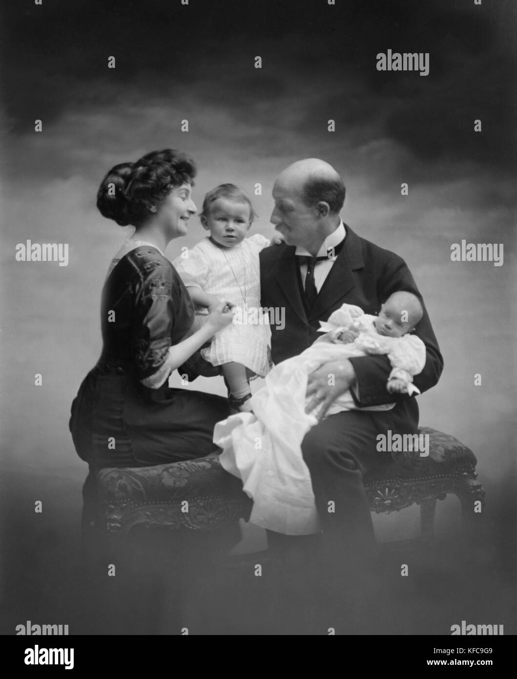 Prinz Georg von Griechenland und Dänemark (1869-1957) und seine Frau Prinzessin Marie Bonapart (1882-1962) mit ihren Kindern, Prinz Peter und Prinzessin Eugenie. 1910 Boissonas und Taponier Foto Photo12.com Taponier - Coll. Stockfoto